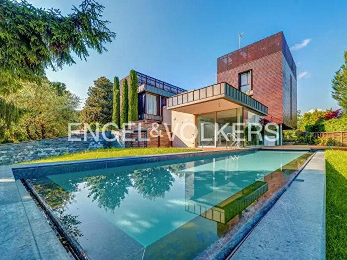 Casa con 6 locali in vendita in Viale Privato Penati, Malgrate