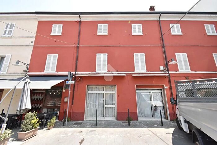 Casa con 20 locali in vendita in Piazza Amati, Savignano Sul Rubicone