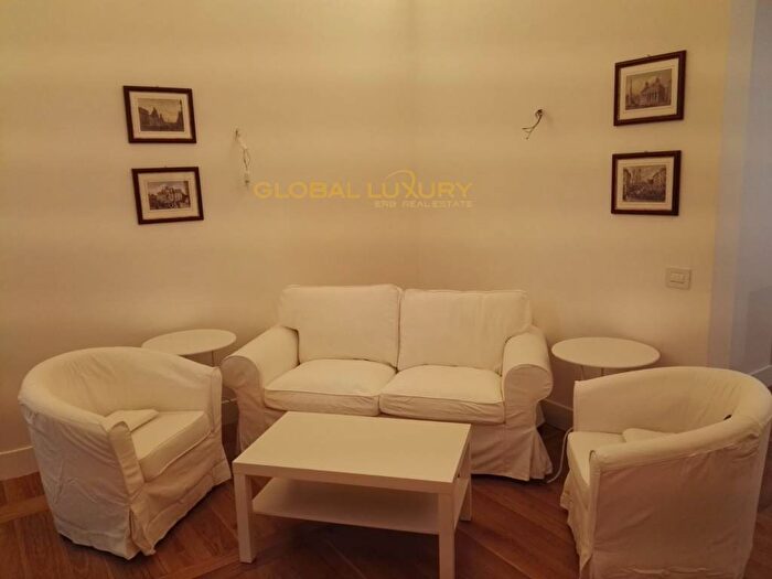 Appartamento trilocale in affitto in Trevi, Roma