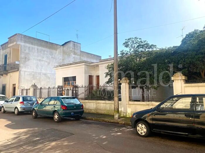 Casa con 8 locali in vendita in Via Verdi, Alezio