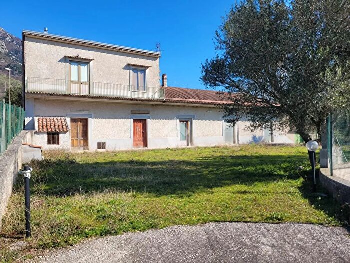 Casa con 6 locali in vendita in Via Cescola, Moiano