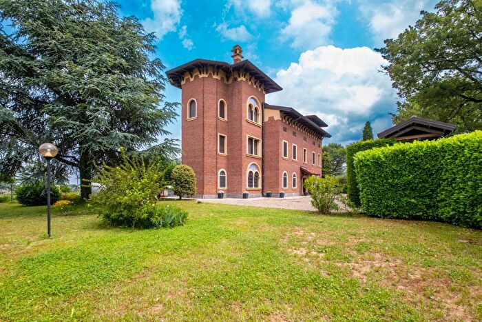 Casa con 13 locali in vendita in Strada Serra, Valenza