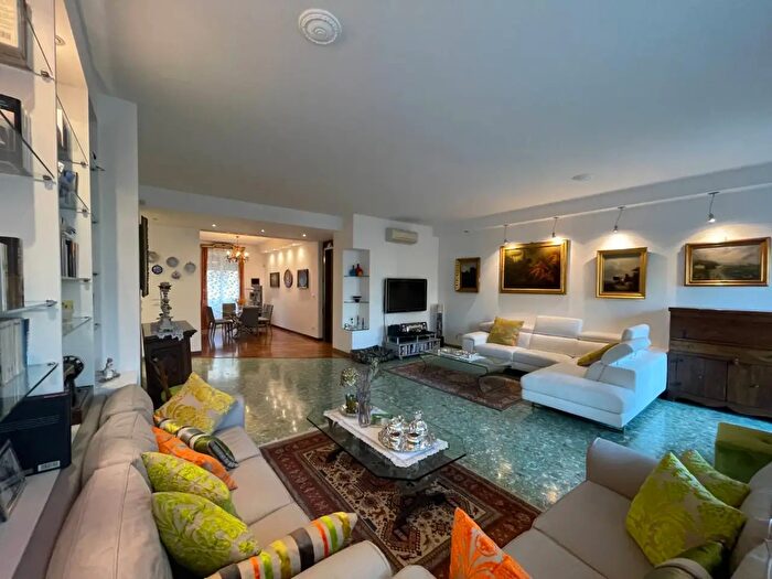 Appartamento con 11 locali in vendita in Giardini Margherita, Bologna