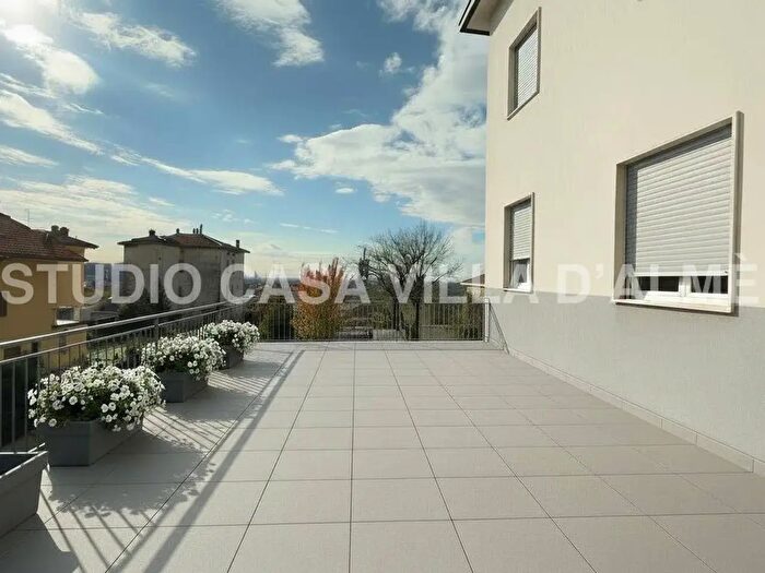 Appartamento trilocale in vendita in Via Ripa, Villa D'Alme'