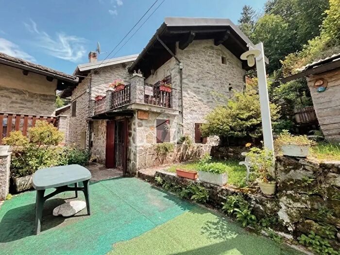 Casa quadrilocale in vendita in Regione Piane di Beccaria, Rosazza