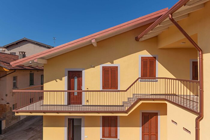 Appartamento trilocale in vendita in Via Lago, Besozzo