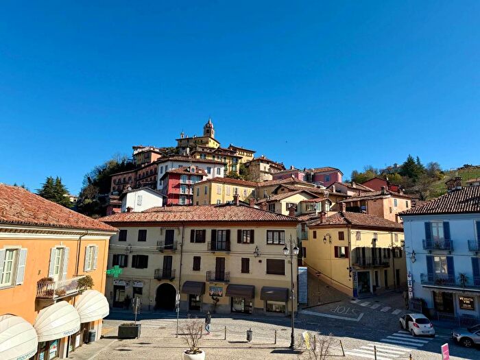 Casa quadrilocale in affitto in Centro, Monforte dAlba