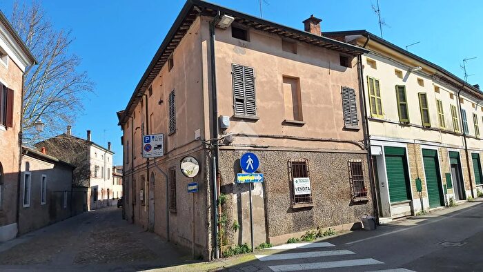 Casa con 8 locali in vendita in Via Cesare Battisti, Bagnacavallo