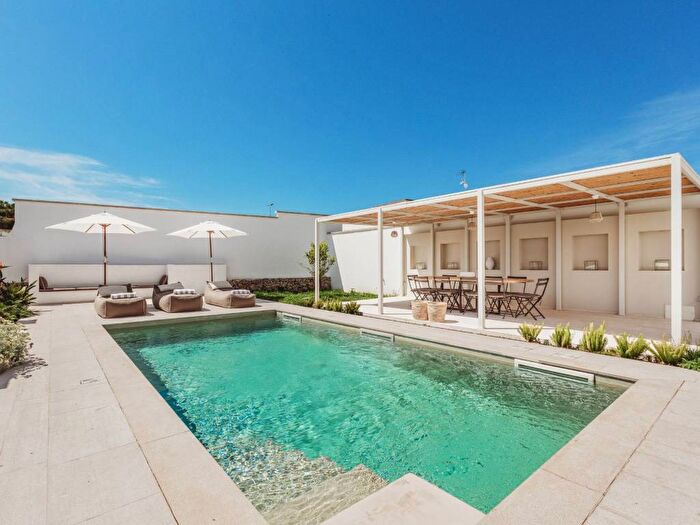 Casa con 6 locali in affitto in Via Calimera, Centro, Melendugno