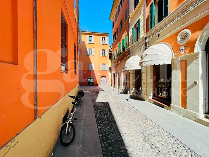 Appartamento trilocale in vendita in Via Canonica, Bologna