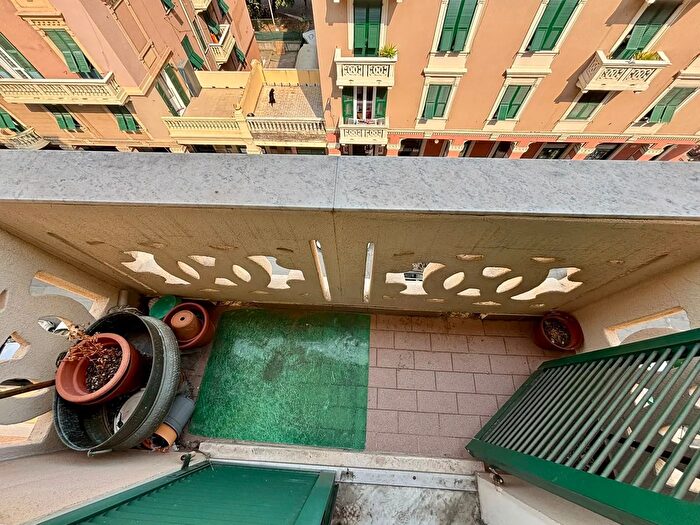 Appartamento trilocale in vendita in Via Guido Pellizzari, Genova