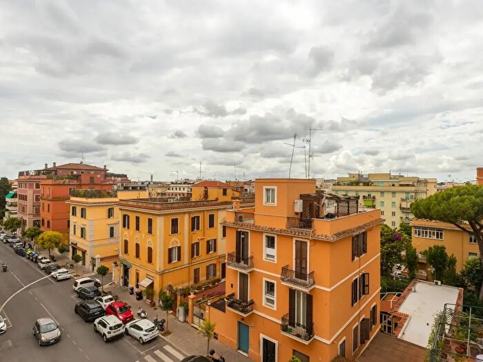 Appartamento quadrilocale in vendita in Viale di Villa Pamphili, Roma