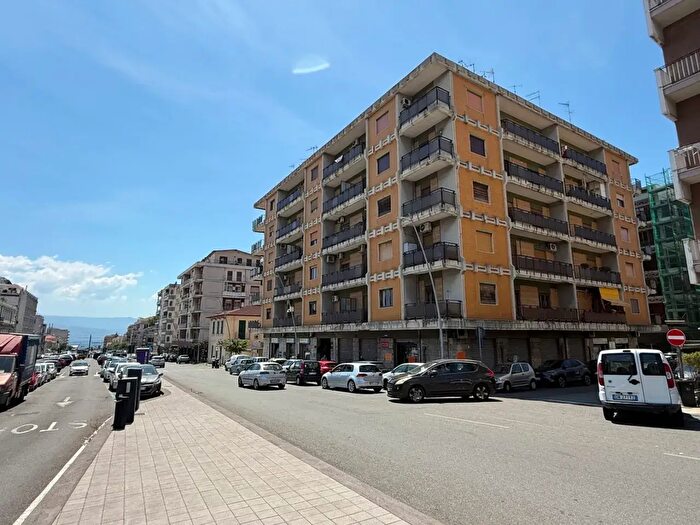 Appartamento con 5 locali in affitto in Viale Europa, Messina