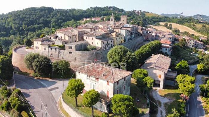 Casa con 6 locali in vendita in Viale Vincenzo Monti, Vallefoglia