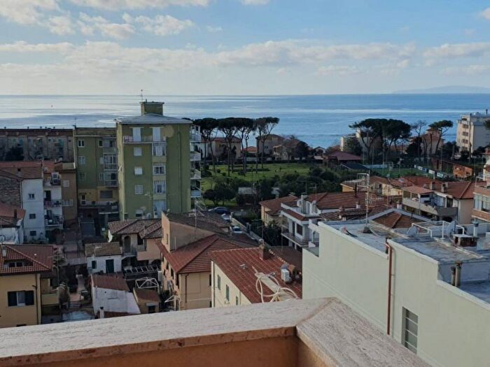 Appartamento quadrilocale in affitto in Via Santini, Zona Nuova Pratoranieri, Follonica