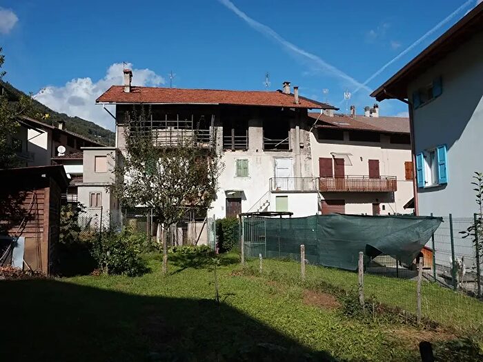 Casa con 8 locali in vendita in Via Acquaiolo, Borgo Chiese