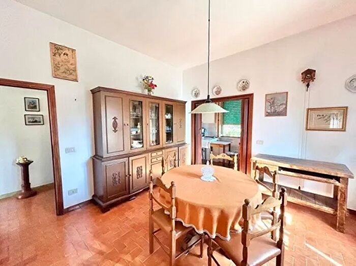 Appartamento con 6 locali in vendita in Via Montanara, Cecina