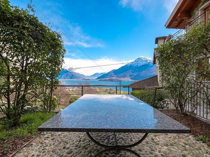 Casa con 6 locali in vendita in Dongo