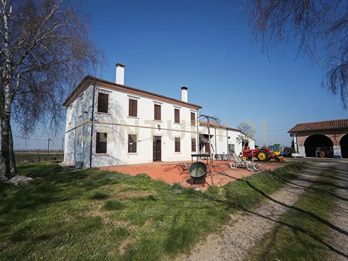 Casa con 12 locali in vendita in Via Trento, Minerbe