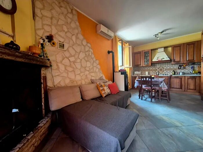 Appartamento con 9 locali in vendita in Civitaquana