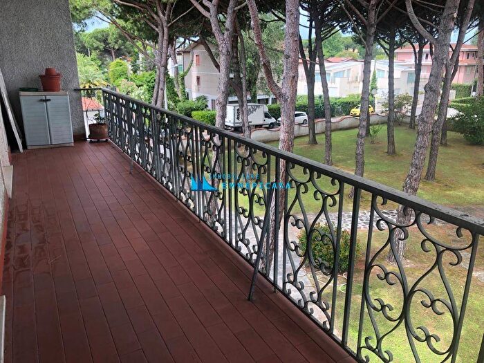 Appartamento quadrilocale in affitto in Via Cateratte, Cinquale, Montignoso