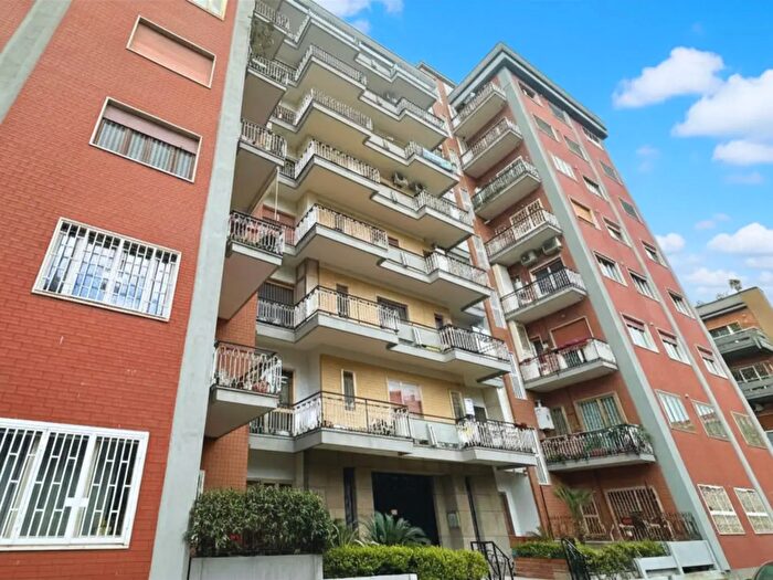 Appartamento con 6 locali in vendita in Via Pietro Castellino, Napoli