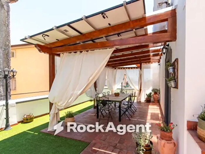 Appartamento con 6 locali in vendita in Vico Miracoli, Napoli