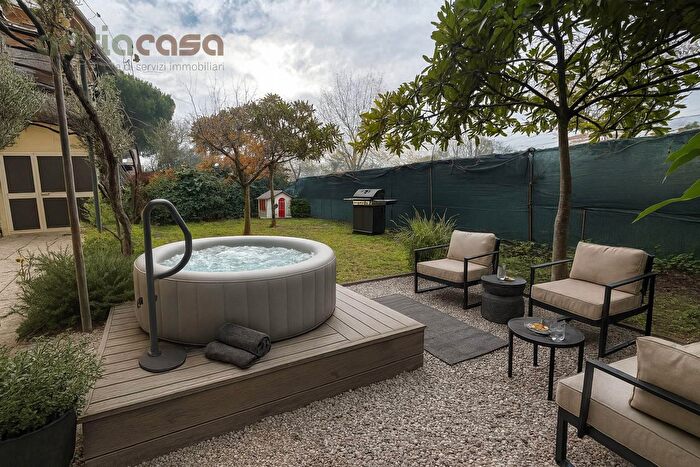 Appartamento con 7 locali in vendita in Viale Tasso, Riccione