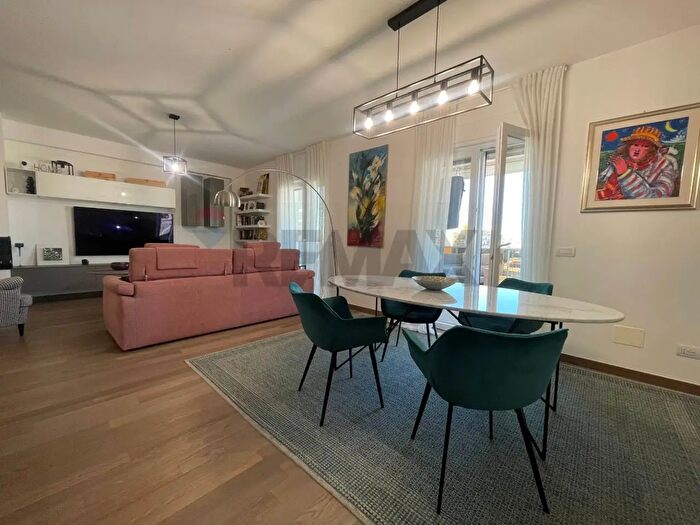 Appartamento con 7 locali in vendita in Via Domenico Renna, Bari