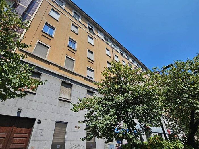 Appartamento trilocale in affitto in Via Arona, Sempione, Milano