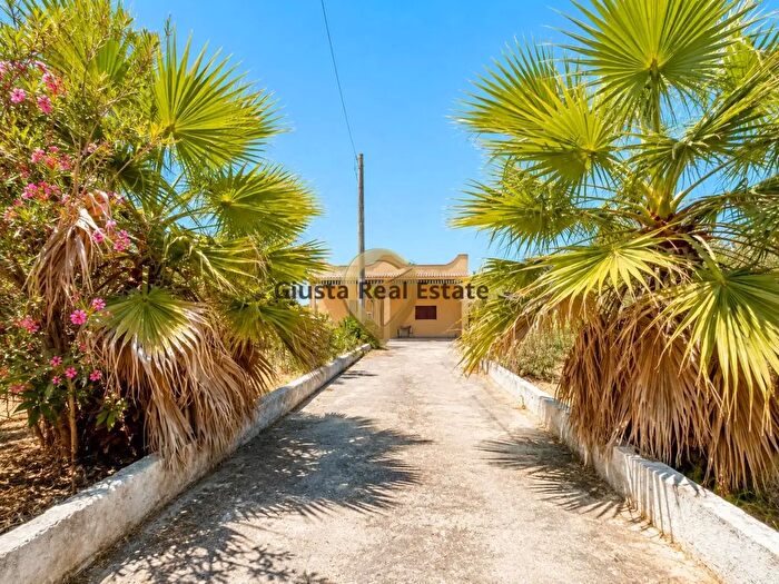 Casa quadrilocale in vendita in Contrada Lamia SNC, Oria