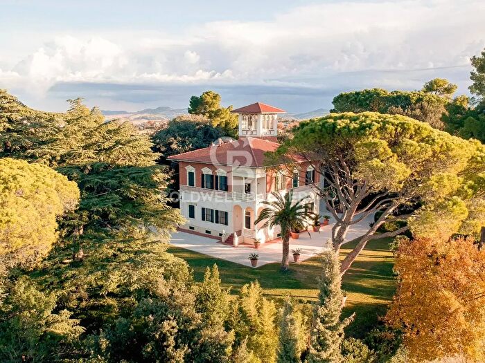 Casa con 17 locali in vendita in Via Bartoluccio, Filottrano