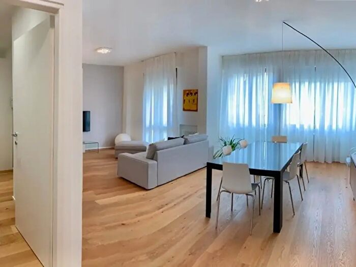 Appartamento con 6 locali in affitto in Viareggio