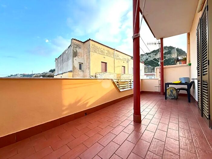 Appartamento trilocale in vendita in Traversa I di Via Torregaveta, Monte Di Procida