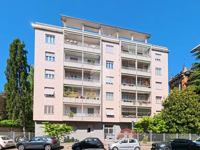 Appartamento con 5 locali in vendita in Via a Volta, Gallarate