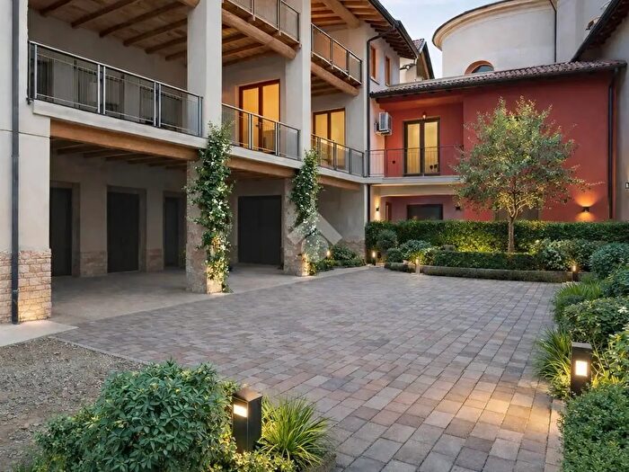 Appartamento trilocale in vendita in Via Manzoni, Brignano Gera DAdda