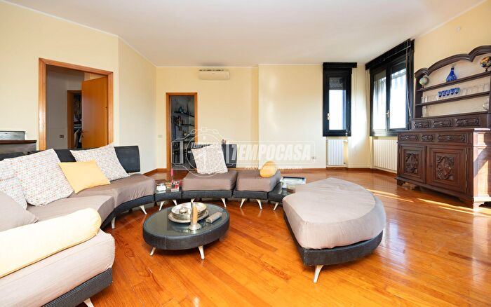 Appartamento con 5 locali in vendita in Corso Europa, Pessano Con Bornago