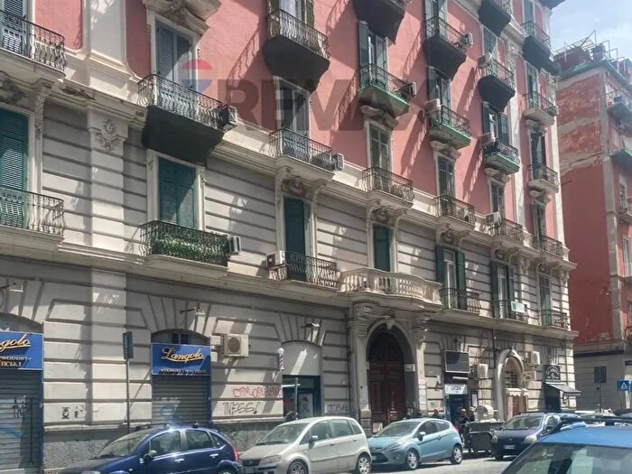 Appartamento con 5 locali in vendita in Napoli