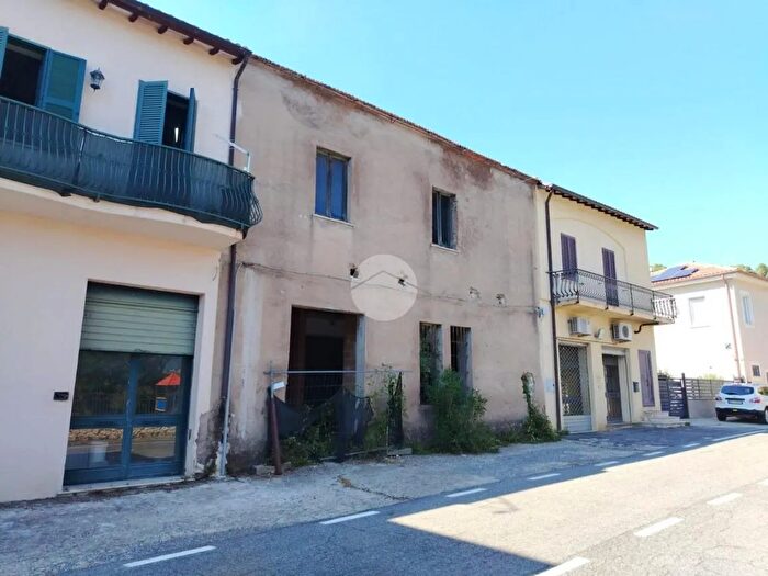 Casa quadrilocale in vendita in Viale Guglielmo Marconi, Montebuono