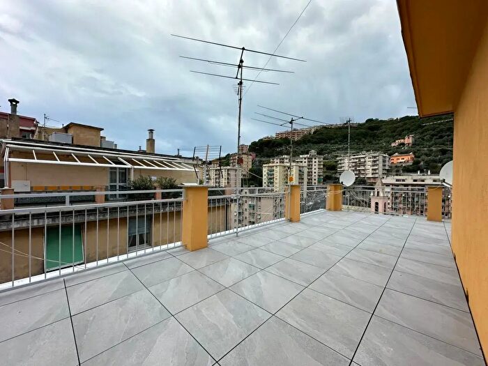 Appartamento con 5 locali in vendita in Genova