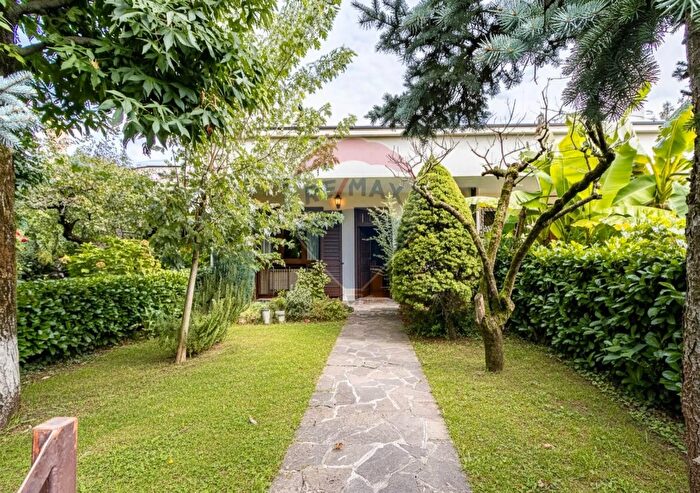 Casa quadrilocale in vendita in Manzoni, Ornago