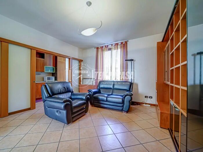 Appartamento trilocale in vendita in Via Battisti Cesare, Jerago Con Orago