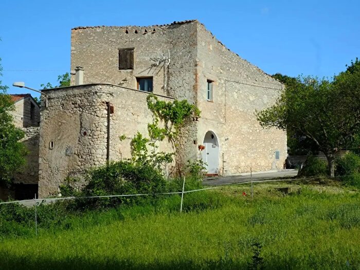 Casa quadrilocale in vendita in Via Capodacqua Snc, Capestrano
