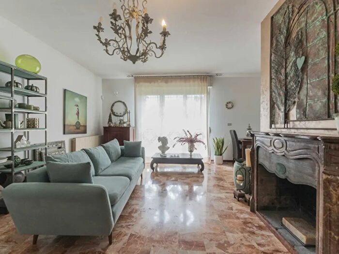 Casa con 6 locali in vendita in Via Arturo Toscanini, Cento