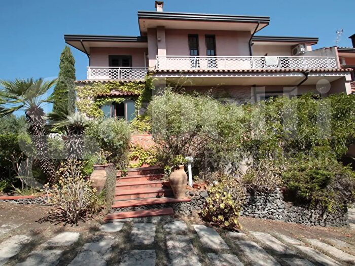 Casa con 7 locali in vendita in Via Bruxelles, Mascalucia