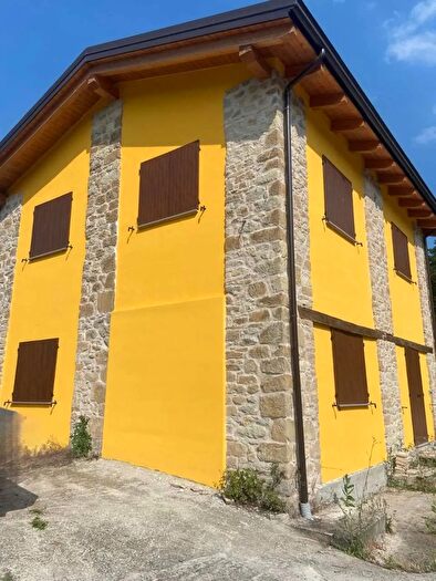 Casa con 10 locali in vendita in Casina