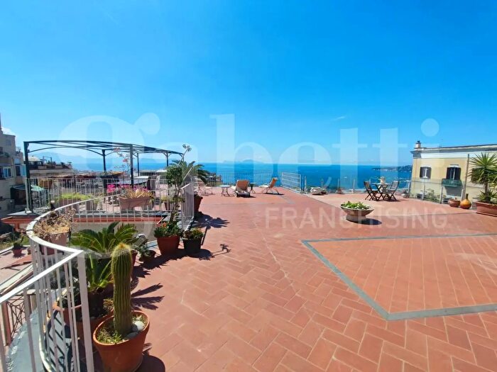 Appartamento con 5 locali in vendita in Via Palizzi, Napoli