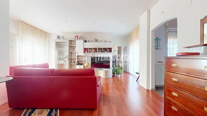 Appartamento trilocale in vendita in Piazza Aldo Moro, Sammichele Di Bari