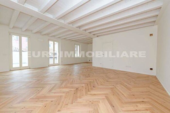 Appartamento con 5 locali in vendita in Piazza Tebaldo, Brescia