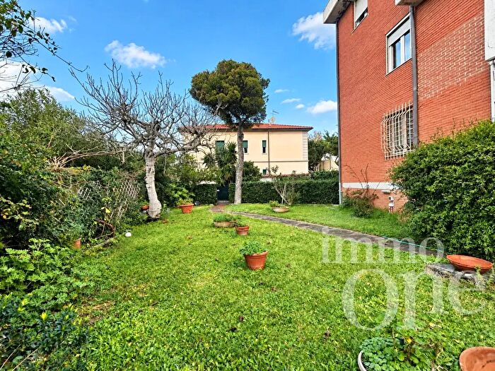 Appartamento con 8 locali in vendita in Via della Meloria, Livorno